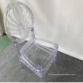 Chaises et tables en plastique de mariage